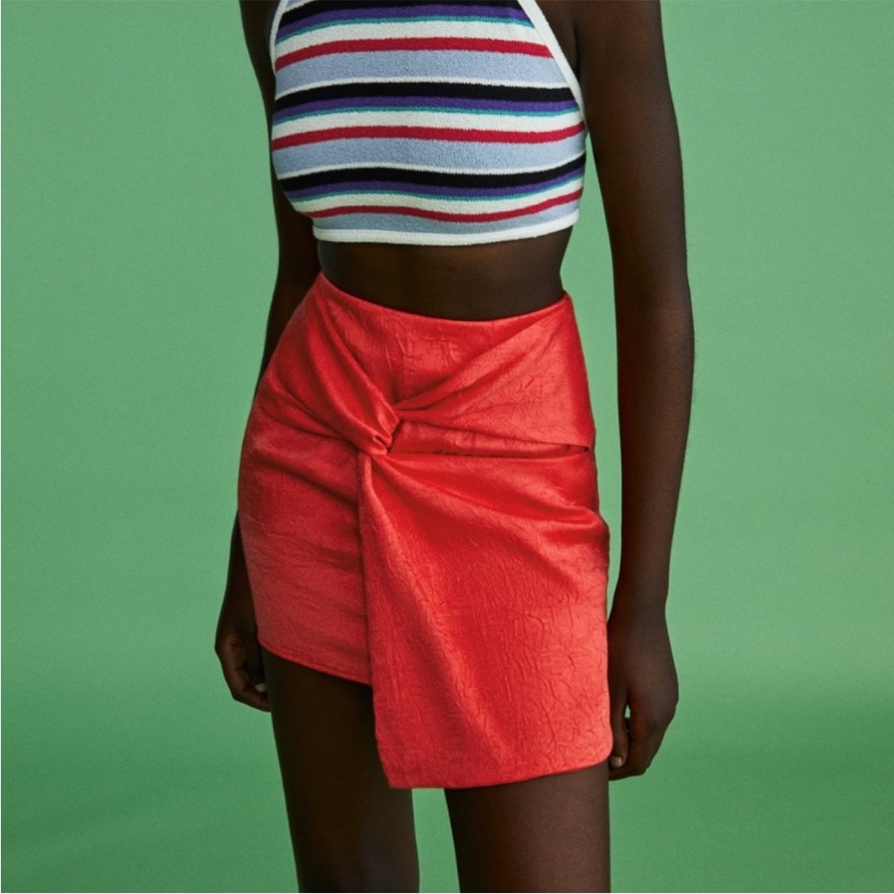 ZARA EXCELLENT CONDITION SATIN EFFECT KNOTTED MINI SKIRT
HIGH-WAISTED SZ L